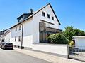 Modernisierte Dachgeschosswohnung
mit Balkon
in gepflegtem Dreifamilienhaus - Außenansicht
