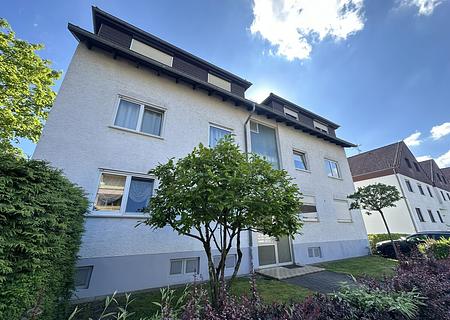 Familienglück auf einer Ebene: 4 Zimmer, Terrasse und eigener Gartenanteil - Straßenansicht