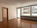 Zentral in der Maxvorstadt: 2-Zimmer-Wohnung mit Süd-Loggia und Entwicklungspotenzial - Wohnzimmer mit Zugang zur Loggia