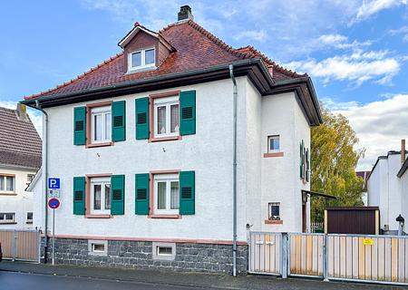 Ein Haus, viele Möglichkeiten – 2-FH mit Potenzial in zentraler und ruhiger Reinheimer Wohnlage - Seitenansicht