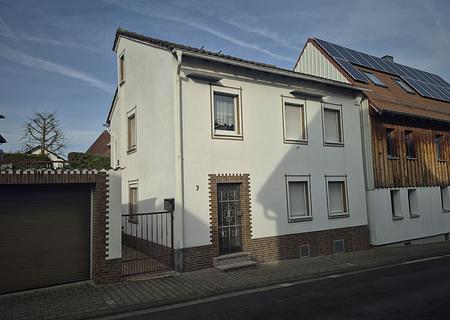 Charmantes Einfamilienhaus mit Garage, Nebengebäude und viel Potenzial in Nidderau-Heldenbergen - Außenansicht