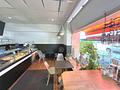 Laden- und Gastronomieeinheit mit Freischankfläche in München-Freimann - Verkaufs- und Gastraum mit Thekenbereich, Sitzplätzen und großer Fensterfront zur Freischankfläche