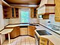 Freistehendes Einfamilienhaus mit
Einliegerwohnung, Garage & großer Terrasse - Küche im EG
