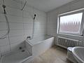 Charmante, renovierte 3 Zi. Dachgeschoss Wohnung mit neuem Bad + neuer Einbauküche - Badezimmer
