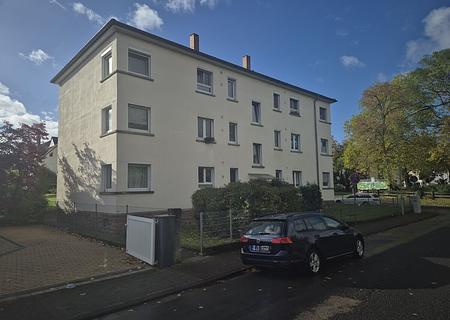 Renovierungsbedürftige 2-Zimmer-Wohnung in zentraler Lage von Bad Vilbel - Außenansicht