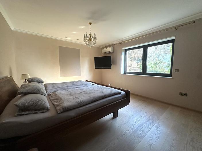 Wohnen inmitten der Natur–Hochwertiges Einfamilienhaus mit großem Grundstück in ruhiger Waldrandlage - Schlafzimmer