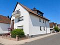 Modernisierte Dachgeschosswohnung
mit Balkon
in gepflegtem Dreifamilienhaus - Außenansicht
