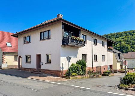 Kapitalanlage – Mehrfamilienhaus mit Renditepotenzial und Perspektive - Straßenansicht