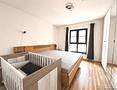 Großzügige Maisonettewohnung mit Dachterrasse – Wohnen im Herzen von Fürstenfeldbruck - Schlafzimmer mit Fenster