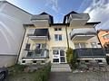 Helle 3-Zimmer-Wohnung mit Balkon, Stellplätzen und Keller in ruhigem Mehrfamilienhaus - Straßenansicht
