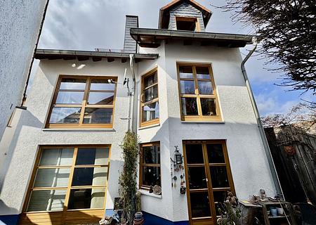 Großzügiges Familienanwesen mit idyllischem Garten & Nebengebäude in Rodgau - Hofansicht