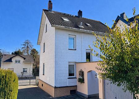 Ihr neues Zuhause:
Raum für Familie, Ideen und Zukunft
Platz, Garten und Garage - Hofansicht