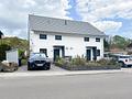 Neuwertiges Zweifamilienhaus in ruhiger Feldrandlage von Dorndiel mit Garten, Kamine und viel Platz! - Frontansicht