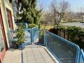 Attraktives Einfamilienhaus im Split-Level-Stil mit Sauna, Terrasse, Garten & Garage in gefragter Wohnlage - ...liegt auch ein Balkon.