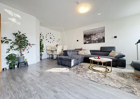 Großzügige Innenstadtwohnung mit zwei Balkonen - Wohnzimmer