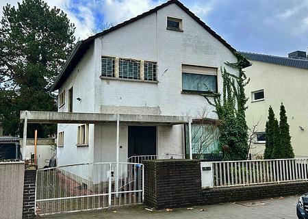 Freistehendes Einfamilienhaus in begehrter Lage von Neu-Isenburg - Aussenansicht