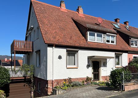 Zuhause mit Weitblick – Charmante Doppelhaushälfte mit traumhafter Aussicht in Miltenberg - Aussenansicht