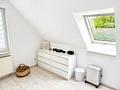 Gepflegte Maisonette-Eigentumswohnung mit 
Einbauküche, Garagenstellplatz, 2 Bäder & Balkon - Kinderzimmer o. Büro