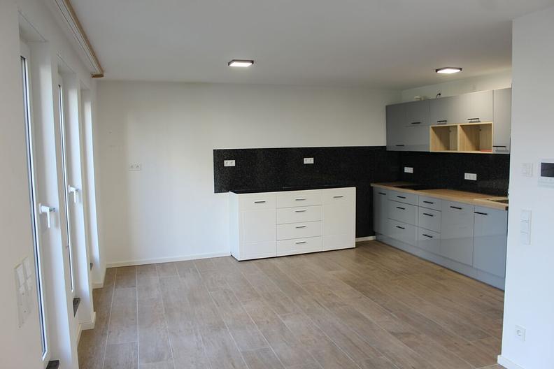 Neuwertiges Einfamilienhaus mit Aufzug und zwei Tiefgaragenstellplätzen in Toplage am Quellenpark - Essbereich