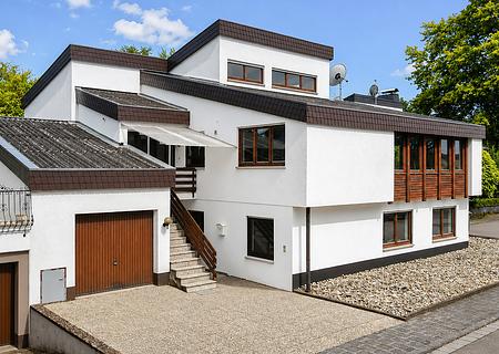 Besonderes Architektenhaus mit Einliegerwohnung und traumhaftem Terrassenausblick ins Grüne - Seitenansicht links