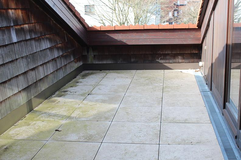 Wunderbare Dachgeschosswohnung mit großer Loggia, großem Hobbyraum und Tiefgaragenstellplatz - große Dachloggia