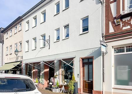 Helle Gewerbefläche mit großzügiger Maisonette-Wohnung und Ausbaupotenzial in der Perle des Mains - Titelbild