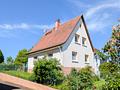 Ruhige Lage, Traum-Garten - EFH mit vielfältig nutzbarem Nebengebäude in zentraler Lage von Erbach! - Ansicht SO