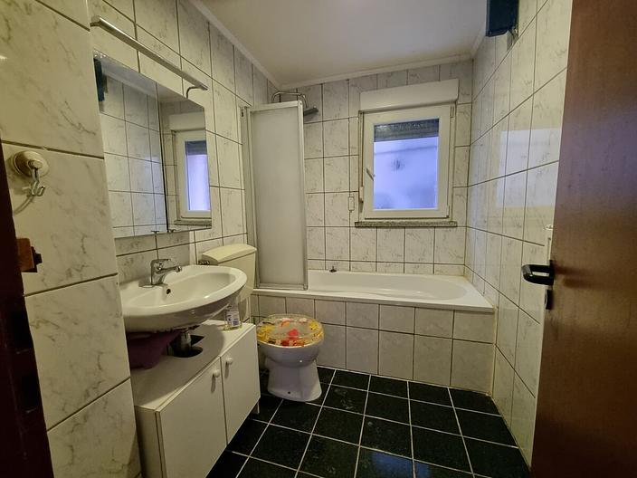 Dieses Eigenheim mit kleiner Einliegerwohnung bietet Ihnen viel Platz! - Bad EG