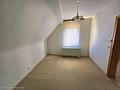 Großzügiges Einfamilienhaus mit viel Potenzial in guter Lage von Rodgau – sanierungsbedürftig - 2. OG Zimmer 3 