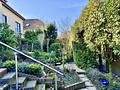 Attraktives Einfamilienhaus im Split-Level-Stil mit Sauna, Terrasse, Garten & Garage in gefragter Wohnlage - Blick in den Garten