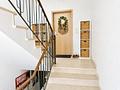 3-Familienhaus mit freier Dachgeschosswohnung, Doppelgarage & Garten - Treppen im Hausflur