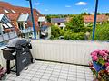 Gepflegte Maisonette-Eigentumswohnung mit 
Einbauküche, Garagenstellplatz, 2 Bäder & Balkon - Großer Balkon