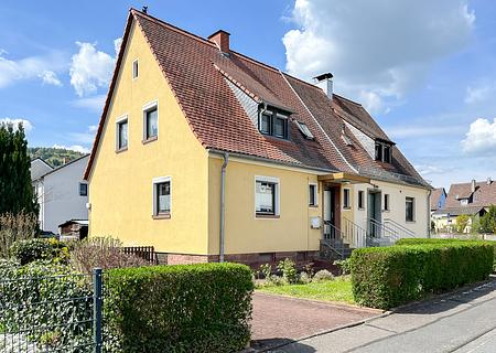 Doppelhaushälfte mit großem Garten & Stellplatz – ideal für Handwerker - Straßensicht