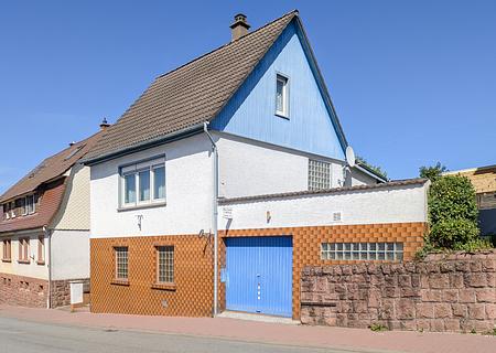 Statt Wohnung ein eigenes Zuhause: Kleines Häuschen in zentraler Lage von Erbach wartet auf Sie! - Ansicht SW Titel
