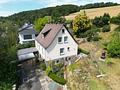 Ihr Eigenheim auf großem Grundstück für Gartenfreunde! - Seitenansicht mit Hofbereich