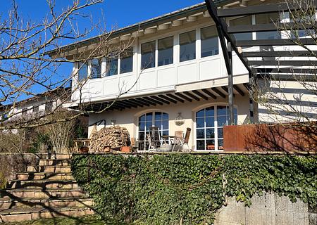 Außergewöhnliches Split-Level-Einfamilienhaus mit Einliegerwohnung, Terrassengarten und Doppelgarage - Ansicht Immobilie Garten