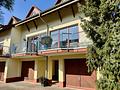 Stilvolles Einfamilienhaus mit Split-Level-Charakter,
Terrasse, Garten & Garage in begehrter Lage - Seitenansicht