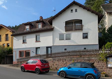 Haus mit 2 Wohnungen, Garagentrakt, grossem Süd-Hang-Grundstück & vielen Nutzungsmöglichkeiten! - Ansicht-S Strasse Titel