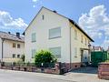 Ein Zuhause mit vielen Möglichkeiten – großzügiges Wohnhaus mit Garten und zwei Garagen