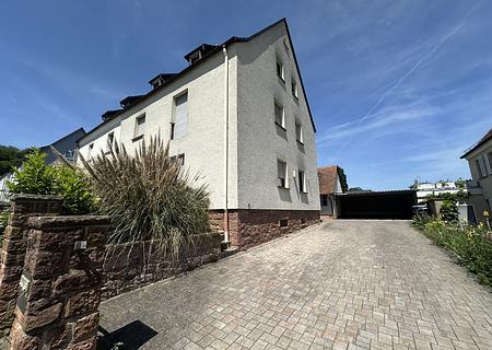 Kapitalanlage am Untermain: Vollvermietetes Dreifamilienhaus mit Stellplätzen in Obernburg am Main - Straßenansicht