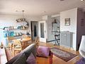 Gepflegtes Appartement mit Südwest-Dachterrasse und Bergblick - Wohn- und Schlafraum mit Zugang zur Küche