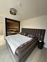 Exklusives Wohnerlebnis – Luxus-Dachgeschosswohnung mit Sauna & Jacuzzi - Schlafzimmer mit Blick zur Sauna