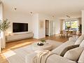 Moderne 5-Zimmer-Wohnung in idyllischer Grünlage – sofort bezugsfrei - Wohn- und Essbereich mit Balkonzugang (KI)