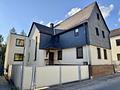 Seltenes Schmuckstück mit Charme und Geschichte – zentrales Ein- oder Zweifamilienhaus mit Garten - Straßenansicht
