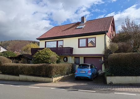 Aufgepasst: Einfamilienhaus mit schönem Garten in Feldrandnähe! - Ansicht W