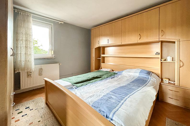 Charmante Maisonette-Wohnung mit Stellplatz und idyllischem Grundstück in Mainnähe - Schlafzimmer