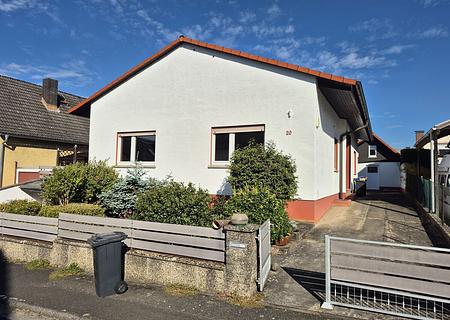 Klein-Karben Bungalow in ruhiger Lage – großzügiges Grundstück und viel Potenzial für Ihre Ideen - Außenansicht