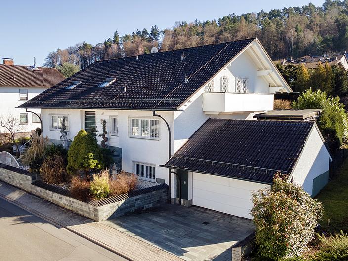 Exklusives Familienparadies mit Panoramablick auf die Burg Breuberg! - Straßenansicht