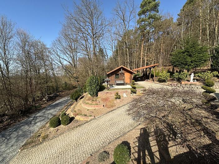 Wohnen inmitten der Natur–Hochwertiges Einfamilienhaus mit großem Grundstück in ruhiger Waldrandlage - Außenanlage