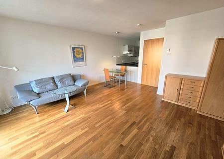 Exklusive 1-Zimmer-Wohnung mit Balkon & TG-Stellplatz in Bestlage Bockenheim - Wohnzimmer